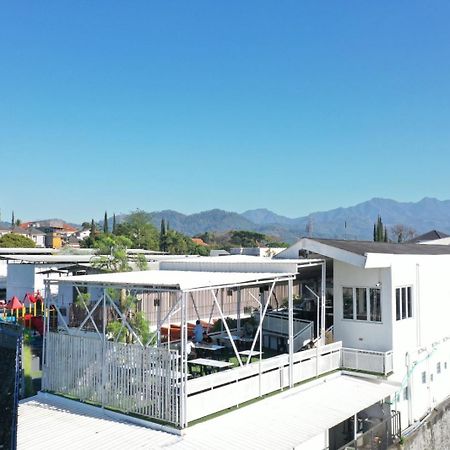 Kontena Hotel Batu  Buitenkant foto